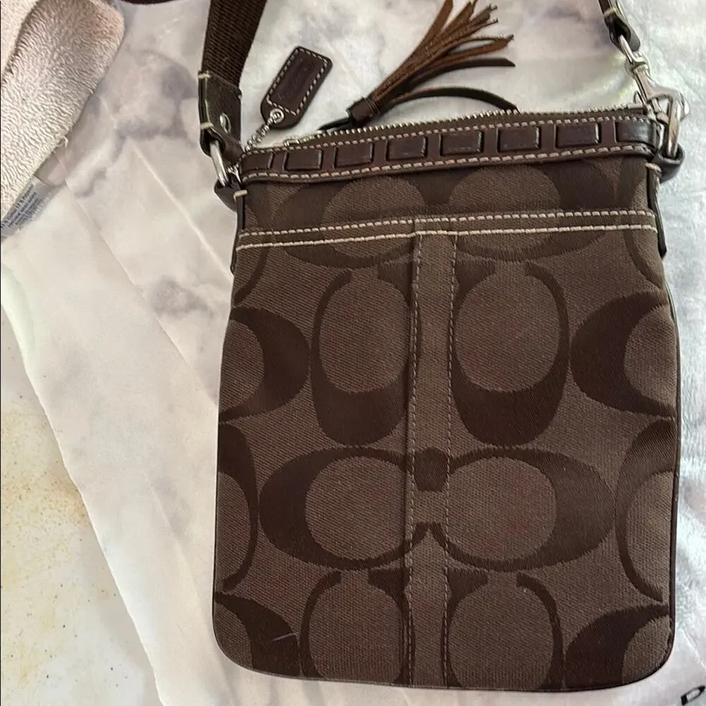Coach Brown Tan Crossbody Bag with Sleek Design - Picture 5 of 6